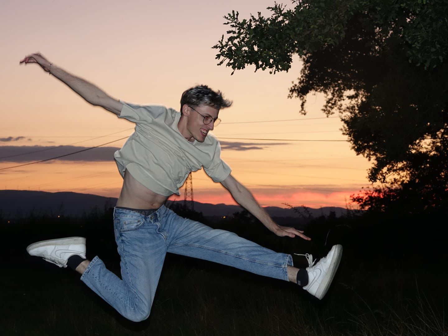 Maxime Lecouturier qui saute devant un coucher de soleil